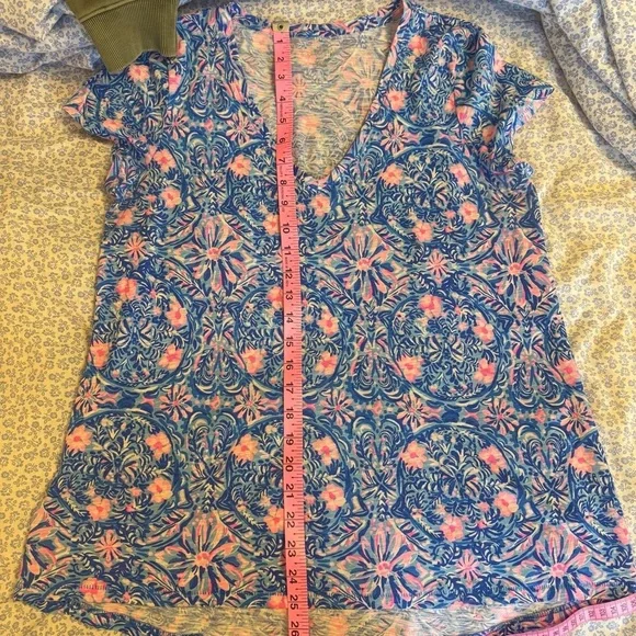 2/40 Lily Pulitzer Etta V-Neck T-Shirt - Women’s Small - Picture 7 of 8